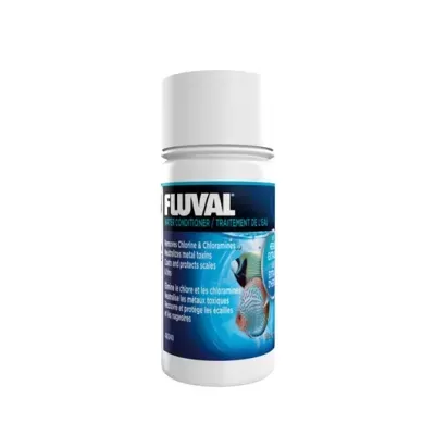 Frasco branco com rótulo azul de condicionador de água Fluval com peixes e texto