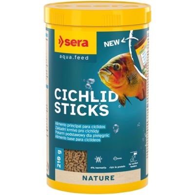 Embalagem de alimento para peixes SERA CICHLID STICKS com rótulo amarelo e azul mostrando peixe e texto detalhado