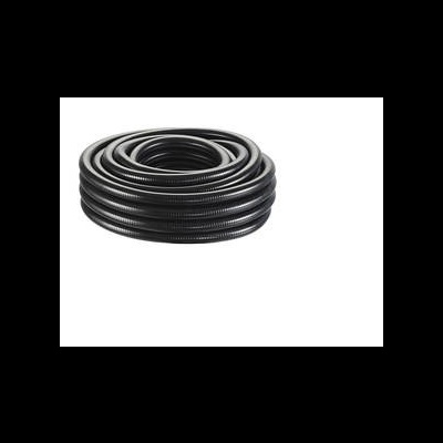 Mangueira preta de plástico enrolada com textura estriada em fundo branco