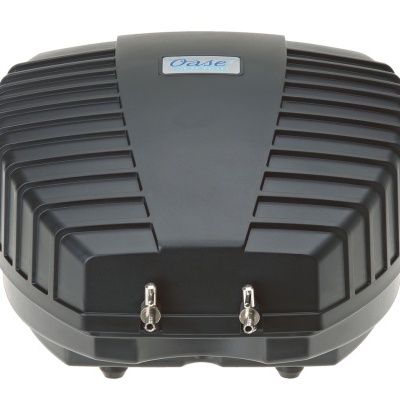 Dispositivo preto Oase com conexões metálicas frontais.