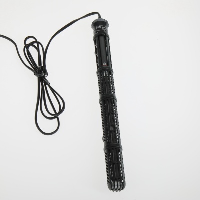 Aparelho preto cilíndrico com cabo elétrico sobre fundo branco