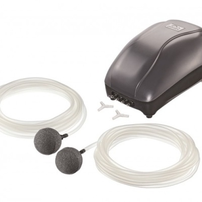 Compressor de ar preto com mangueiras transparentes e pedras difusoras esféricas cinzentas