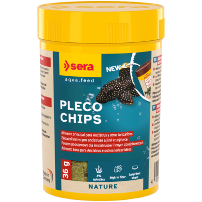 Frasco amarelo de alimento para peixes Pleco Chips da marca sera com peixe preto e branco na embalagem.
