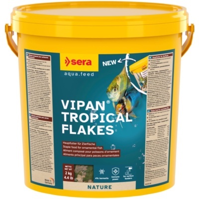 Baldes amarelados com rótulo azul e texto VIPAN TROPICAL FLAKES para alimentação de peixes ornamentais