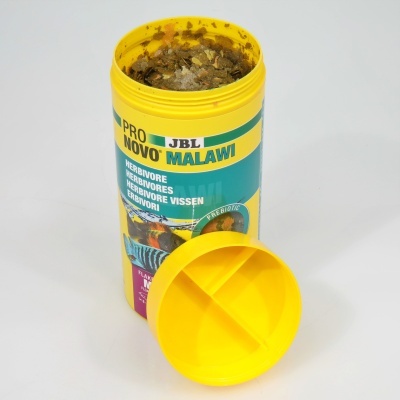 Recipiente de ração para peixes herbívoros JBL Pro Novo Malawi amarelo e azul aberto