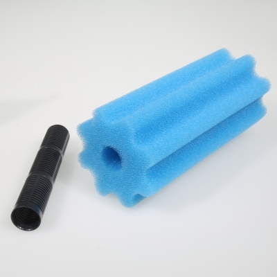 Espuma azul ondulada e tubo plástico preto sobre fundo branco