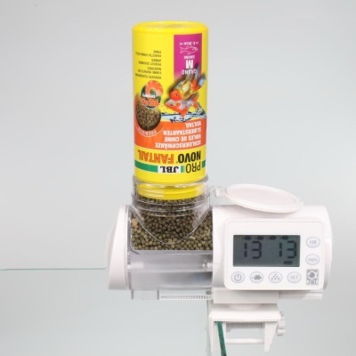 Dispensador automático de comida para peixes com recipiente amarelo e visor digital