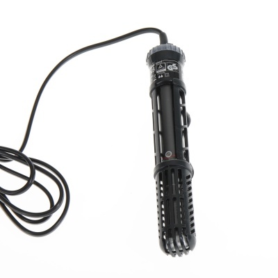 Aparelho cilindrico preto com cabo elétrico e grelha protetora