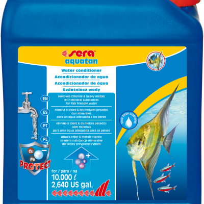 Recipiente azul de condicionador de água para aquários com etiqueta colorida.