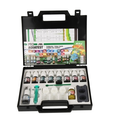 Kit de teste de água JBL ProAquatest dentro de estojo preto aberto