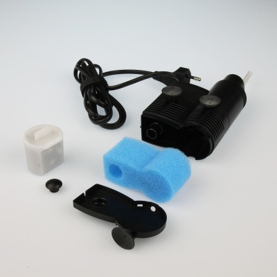 Filtro de aquário desmontado com várias peças sobre fundo branco