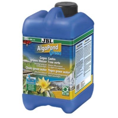 Recipiente azul com etiqueta colorida de produto para clarificar água verde
