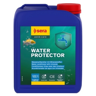 Recipiente azul com rótulo Sera Water Protector para tratamento de água de lagoas