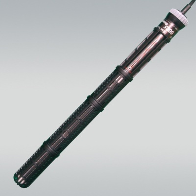 Aparelho preto cilíndrico com marcas numéricas brancas e design texturizado.