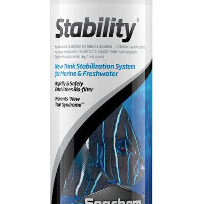 Frasco branco de Seachem Stability para estabilização de aquários com imagem de peixe azul