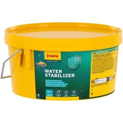 Balde amarelo de plástico com rótulo azul e verde e texto WATER STABILIZER