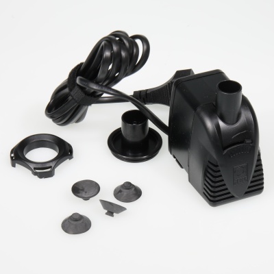 Bomba de água submersível preta com acessórios sobre fundo branco