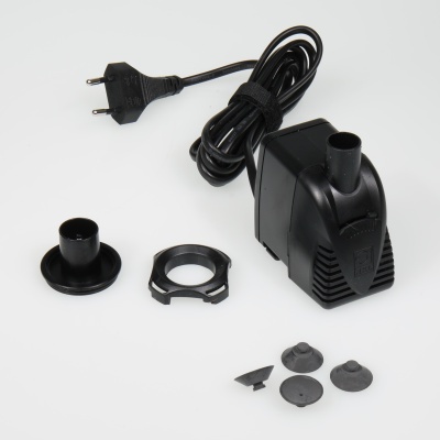 Bomba de água elétrica preta com acessórios plásticos e cabo sobre fundo branco