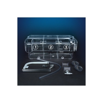 Organizador transparente com três compartimentos numerados e acessórios sobre fundo escuro