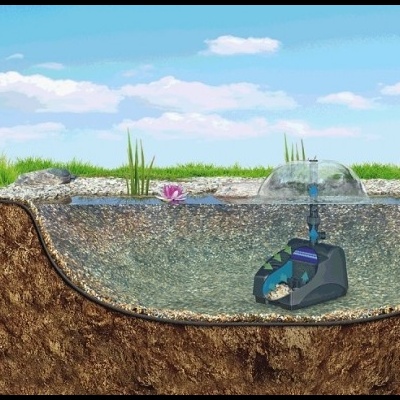 Bomba de água submersa num lago artificial com relva e plantas aquáticas