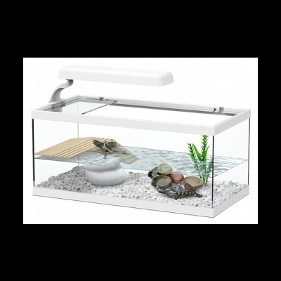 Aquário com tartarugas, cascalho branco, pedras, planta artificial e iluminação LED.