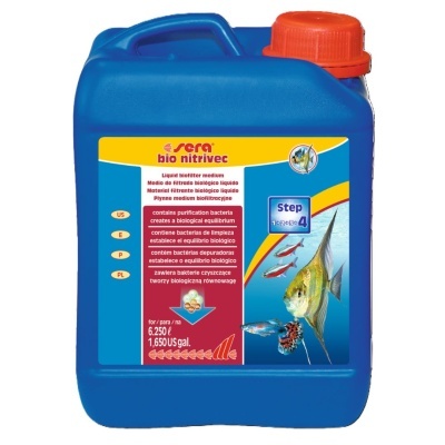 Frasco azul de plástico com tampa laranja e rótulo colorido com texto e imagens de peixes