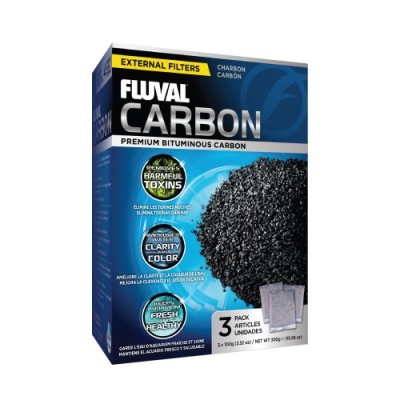 Embalagem do filtro de carbono Fluval Carbon com grânulos pretos visíveis