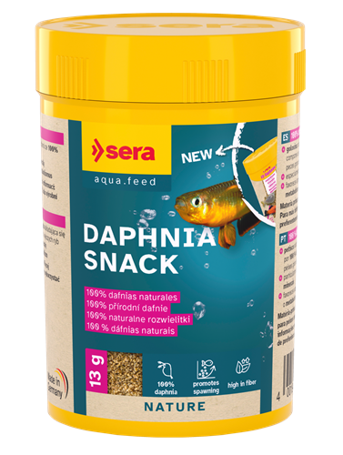 Embalagem amarela de alimento para peixe DAPHNIA SNACK da Sera com texto em português e imagem de peixe