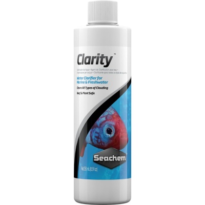 Frasco branco de clarificador de água Clarity da Seachem com imagem de peixe azul e vermelho.