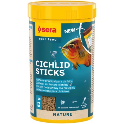 Recipiente amarelo de alimento para peixes ciclídeos com etiquetas azuis e amarelas e imagem de peixe.