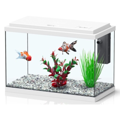 Aquário retangular branco com peixes coloridos, pedras e plantas artificiais