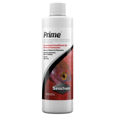 Frasco branco de condicionador para aquários Seachem Prime com imagem de peixe vermelho