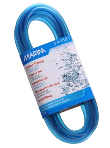 Mangueira de ar azul transparente com etiqueta com texto multilíngue e bolhas de ar.