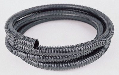 Mangueira flexível cinza escuro em espiral numa superfície branca