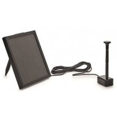 Painel solar com bomba de água e cabo preto em fundo branco