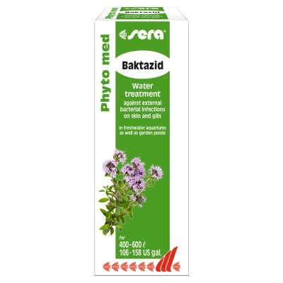 Caixa branca e verde de tratamento de água Sera Baktazid com flores lilases.