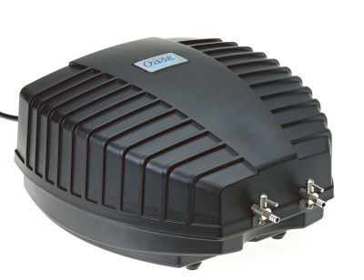 Aerador de lago preto com quatro bicos metálicos e etiqueta azul Oase