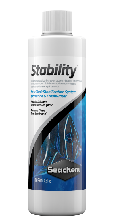 Frasco branco de Seachem Stability para estabilização de aquários com imagem de peixe azul