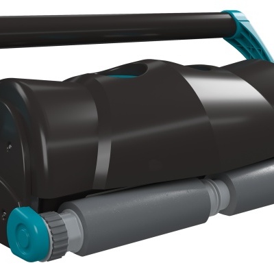 Robot de limpeza preto com alças azul-turquesa e rolos cinza.