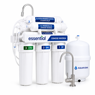 Sistema de osmose inversa Essential com filtros brancos etiquetados, tanque branco AQUALPLENA e torneira cromada.