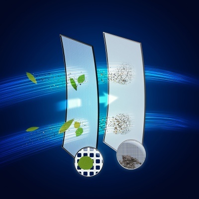 Dois filtros de ar transparentes mostrando partículas de folhas e poeira, fundo azul com linhas de fluxo de ar