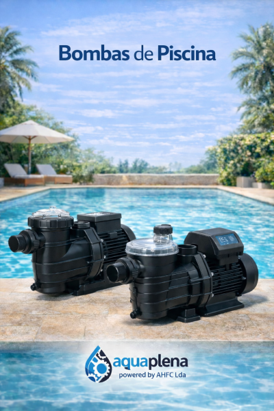 Bombas de piscina pretas com tampa transparente junto à piscina rodeada de natureza