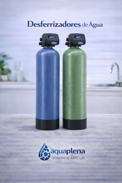 Dois desferrizadores de água, um azul e outro verde, com controladores digitais soft no topo, em ambiente de cozinha.