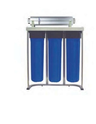 Filtro de água com três recipientes azuis e estrutura metálica
