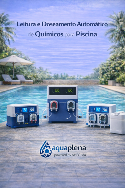 Dispositivos automáticos de dosagem de químicos para piscina junto a uma piscina exterior
