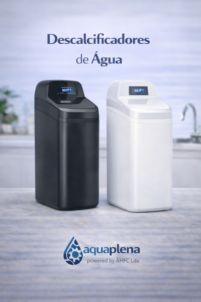 Dois descalcificadores de água preto e branco com ecrã digital, em bancada, com texto e logotipo de marca