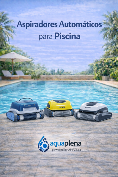 Três aspiradores automáticos para piscina à beira de uma piscina sob céu azul