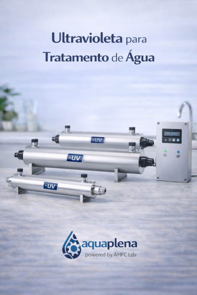 Filtros de tratamento de água ultravioleta metálicos com caixa de controlo numa superfície cinza