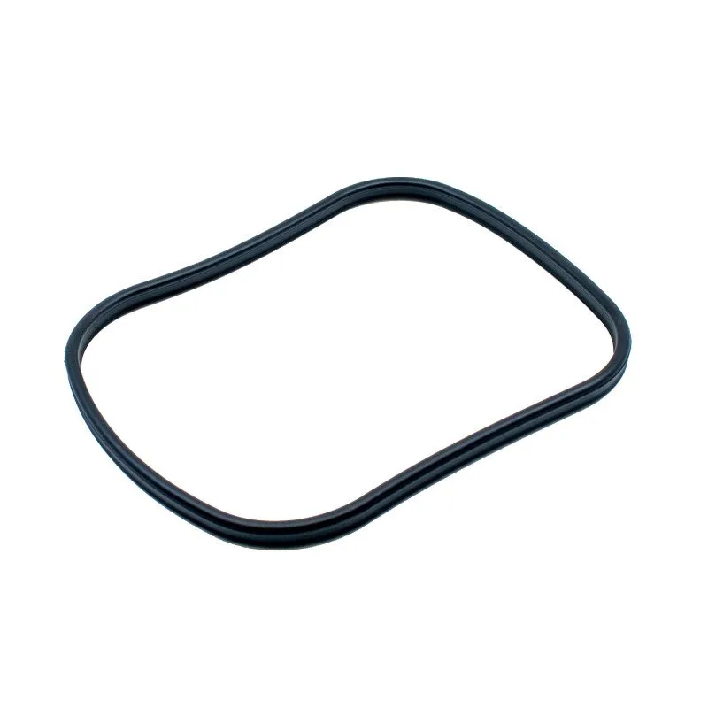 O-ring preto flexível com formato irregular sobre fundo branco