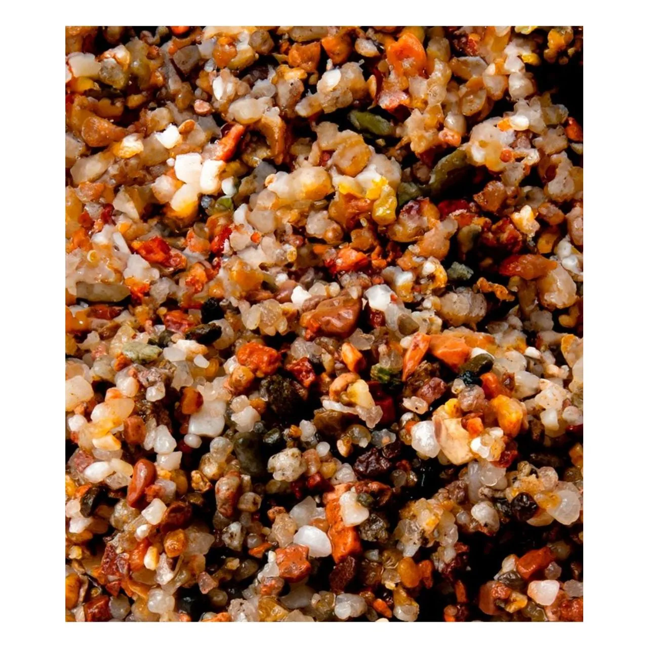 Mistura granular colorida com pequenas pedras e cristais em close-up